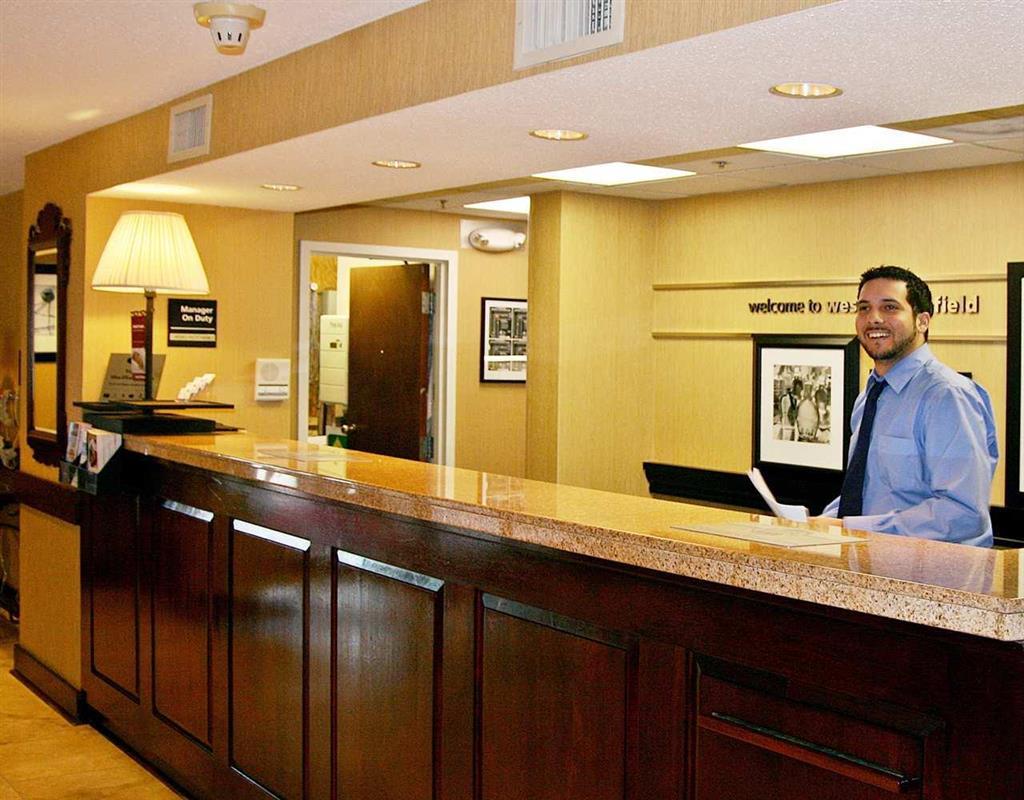 Hampton Inn West Springfield Beltér fotó
