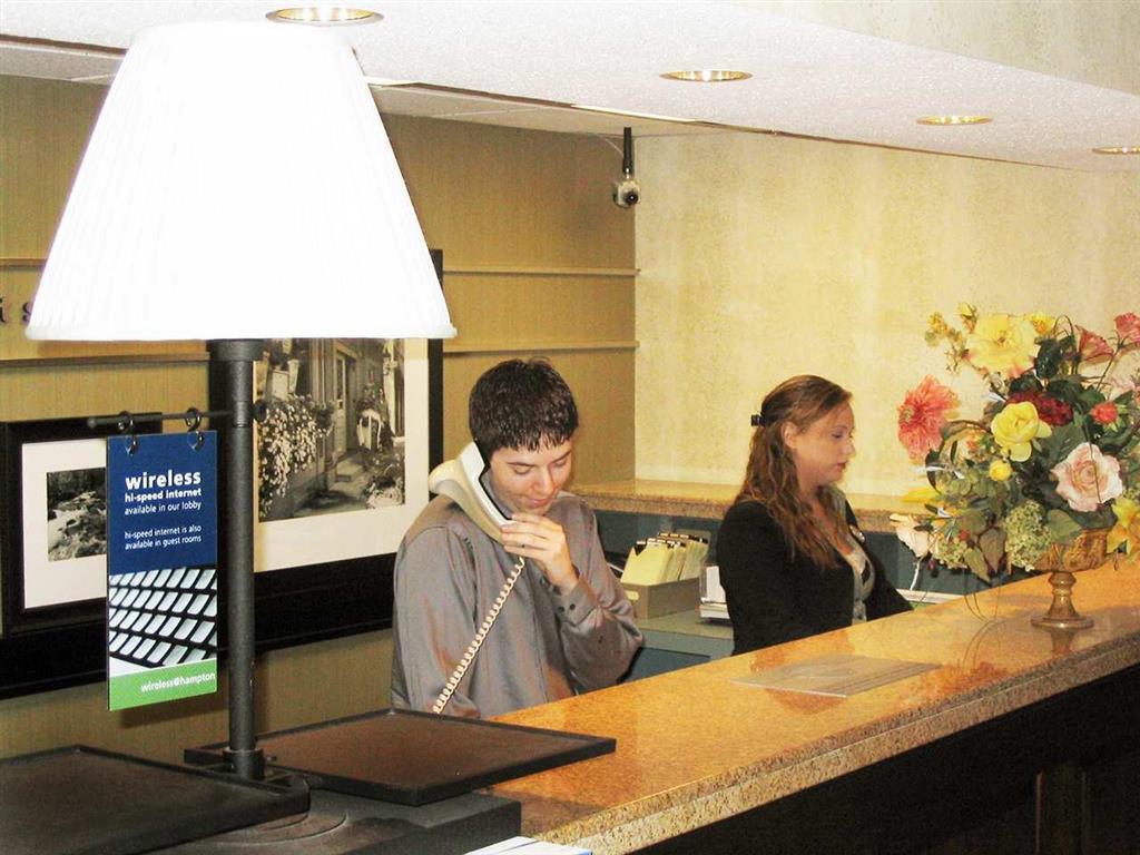 Hampton Inn West Springfield Beltér fotó